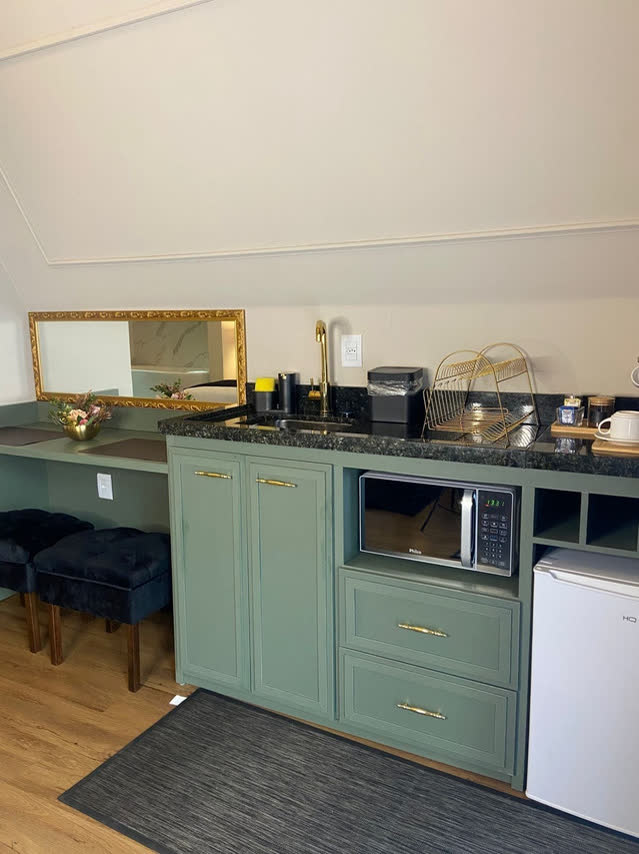 Kitchenette do chalé com cafeteira, micro-ondas e frigobar