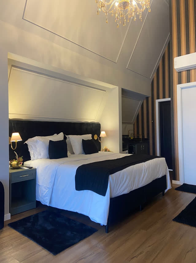 Quarto do Chalé Superior com cama king e roupão